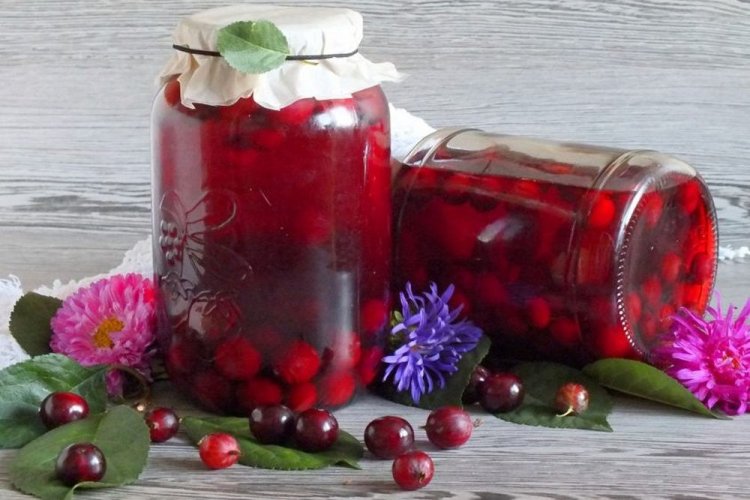 Компот с крыжовником, апельсинами, вишней и соком лимона