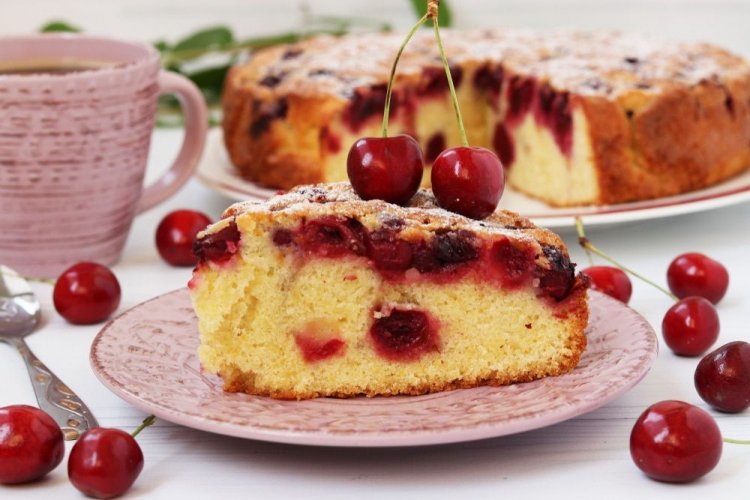 Заливной пирог с вишней на яйцах и кефире