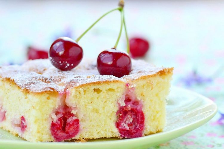 Заливной пирог с вишней на сыворотке