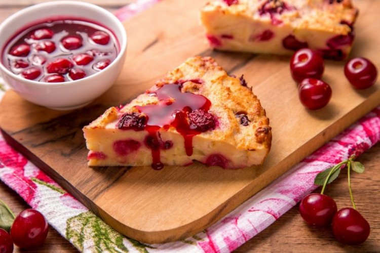 Заливной пирог с манкой, творогом и заспиртованной вишней