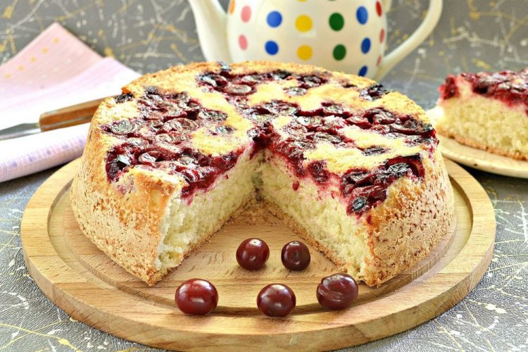 Заливной пирог с вишней на сметане