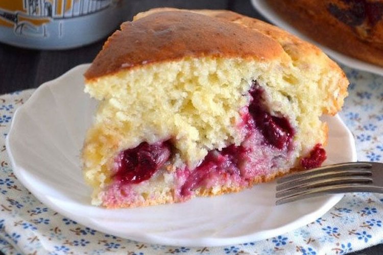 Заливной пирог с вишней на майонезе