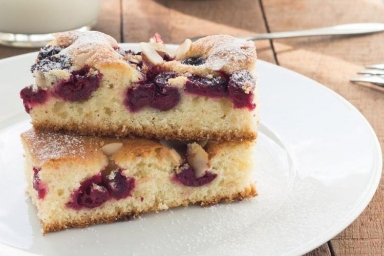 Заливной пирог с вишней и миндальными лепестками