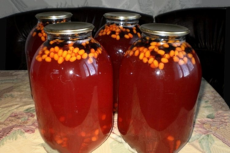 Компот из черноплодной рябины и облепихи