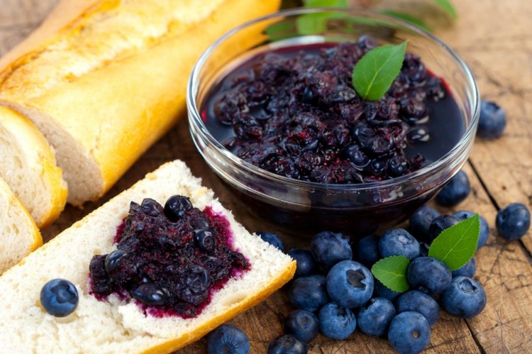 Черника в собственном соку на зиму с сахаром