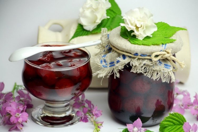 Черника с ягодами в собственном соку