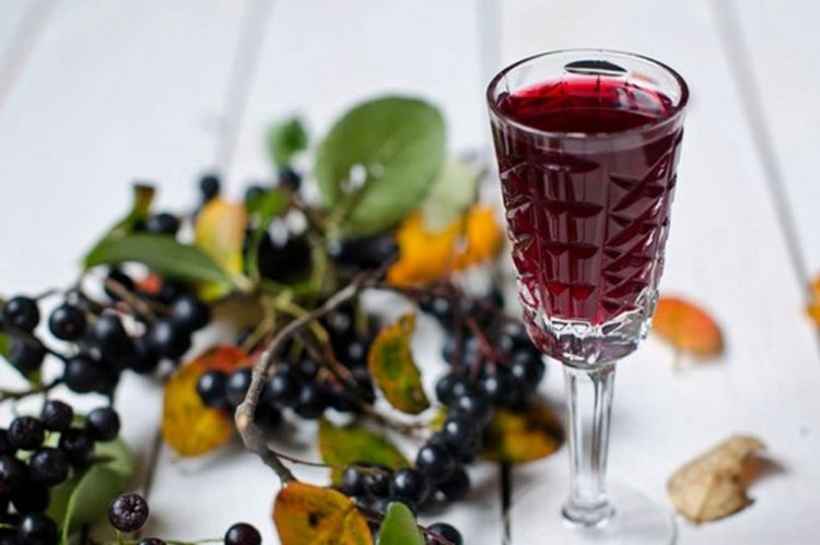 Вино из черноплодной рябины с изюмом