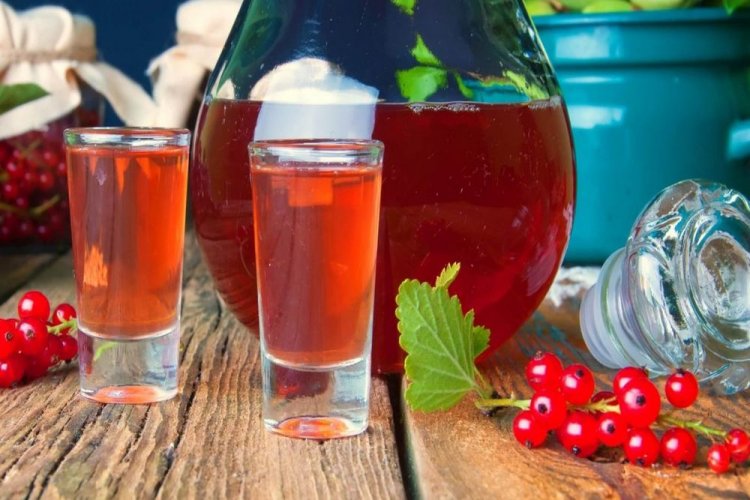 Сладкая наливка из красной смородины