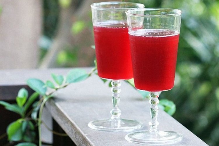 Наливка из красной смородины с ванилью