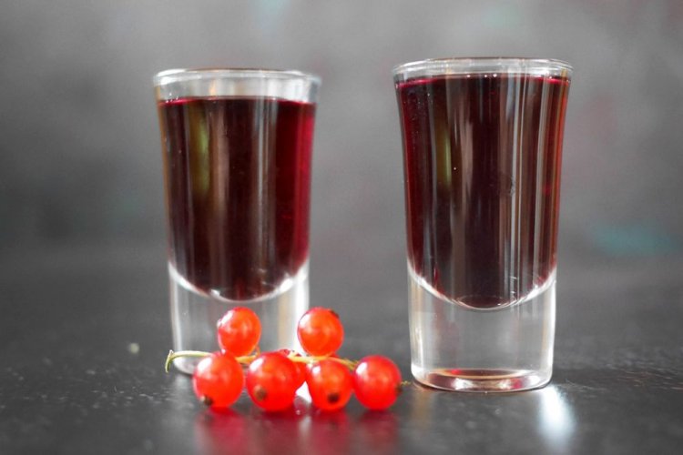 Наливка из красной смородины с медом и водкой