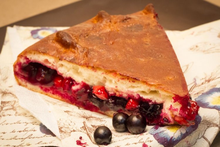 Заливной пирог с ягодами на сухих дрожжах