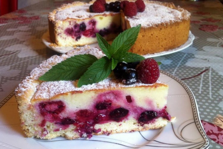 Заливной пирог с ягодами на яйцах и воде