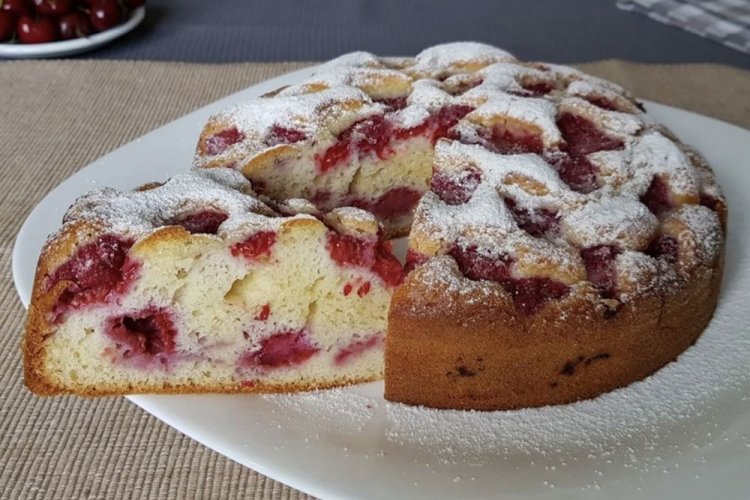 Заливной пирог на майонезе с ягодами