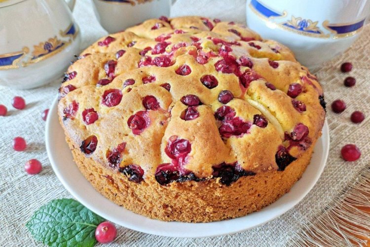 Заливной пирог с брусникой на сметане