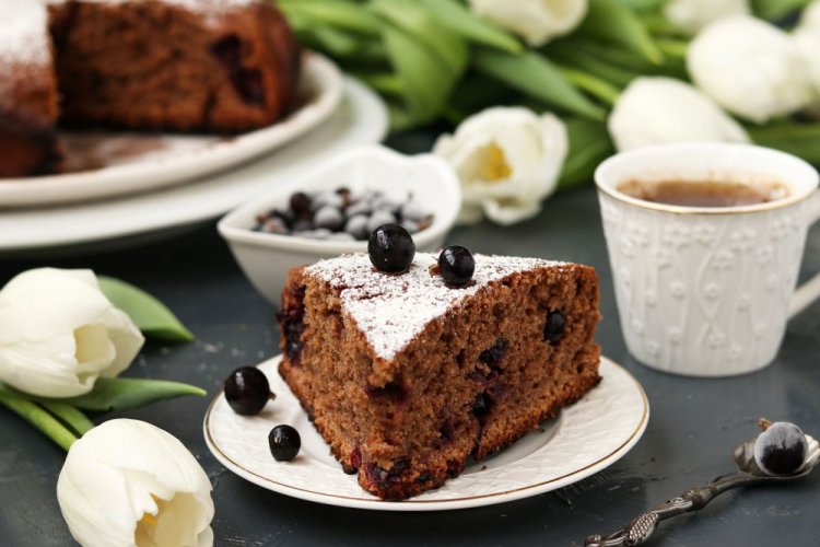 Шоколадный заливной пирог с черной смородиной