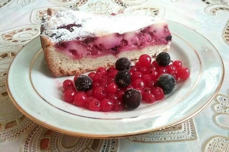 Заливной пирог с творогом и смородиной