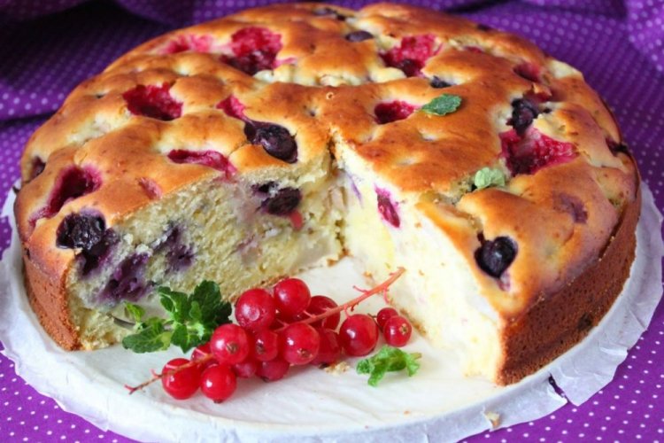 Пирог с черникой, красной смородиной и яблоками