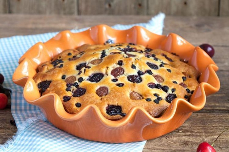 Пирог с черникой и вишней