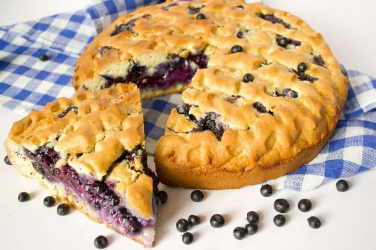 Черничный пирог на свежих дрожжах и молоке