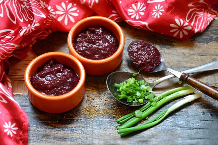 Соус из слив, помидоров и чеснока