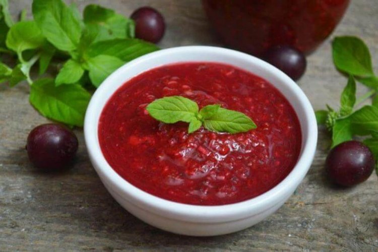 Соус из слив с имбирем и мятой