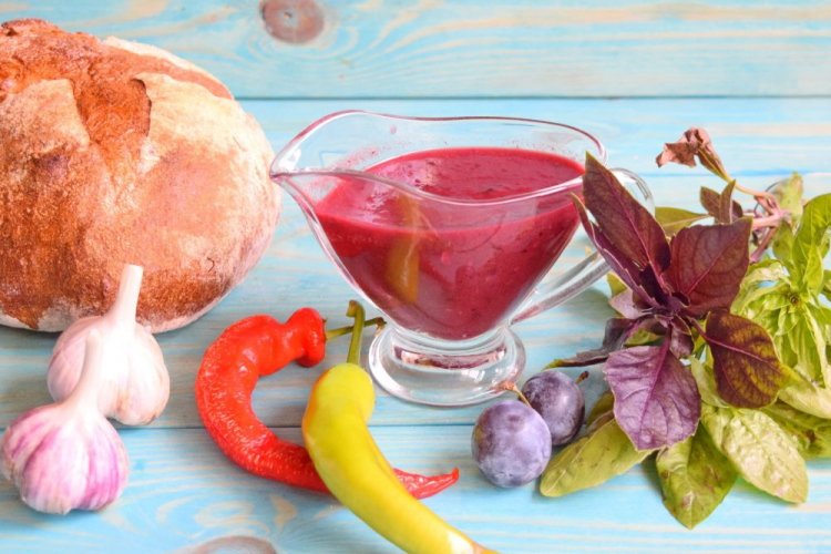 Соус из слив с базиликом, острым перцем и чесноком