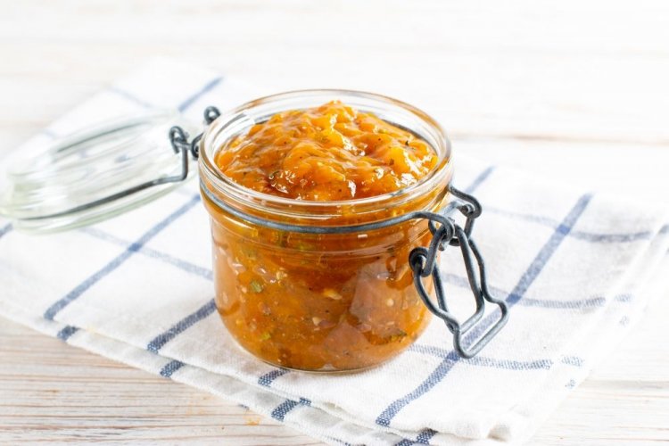 Соус из желтых слив с луком, чесноком и уксусом