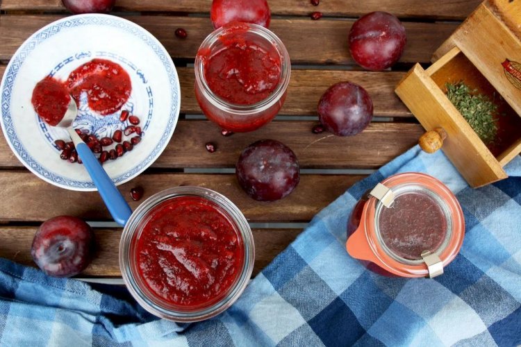 Густой соус из слив с гранатовым соком