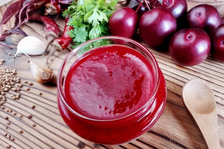 Соус из слив с острым перцем, базиликом и кинзой