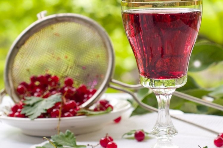 Крепленый ликер из красной смородины