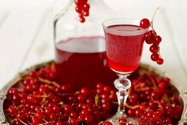 Ликер из красной смородины с мятой и анисом