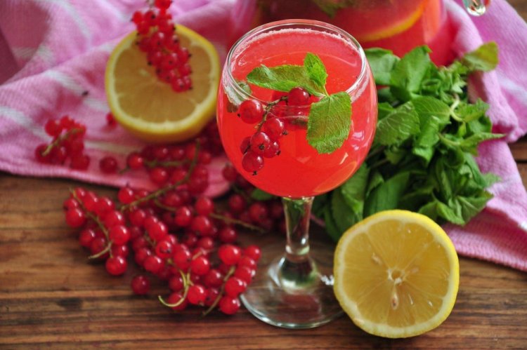 Ликер из красной смородины с лимоном и медом