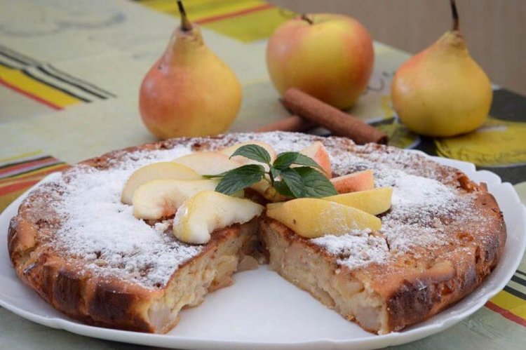 Заливной пирог с яблоками и грушами