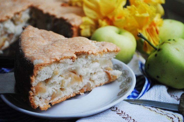 Заливной пирог с яблоками на рисовой муке