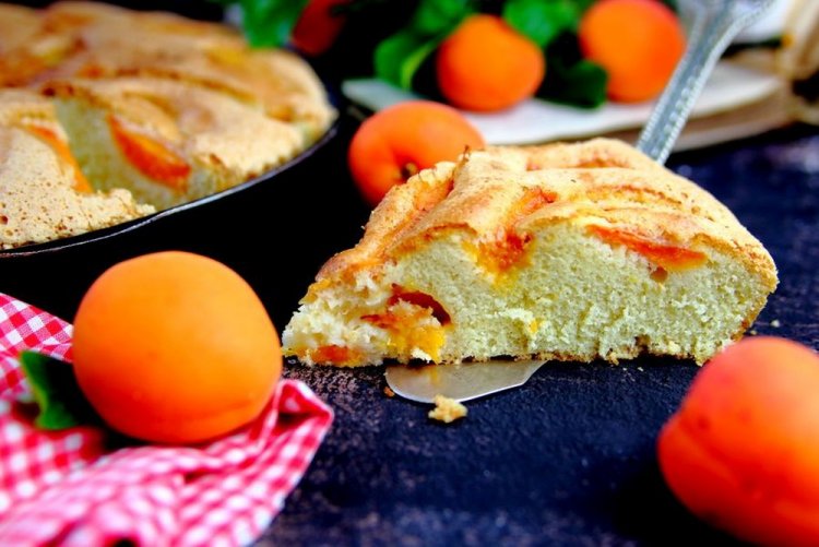 Заливной пирог с абрикосами на рисовой муке