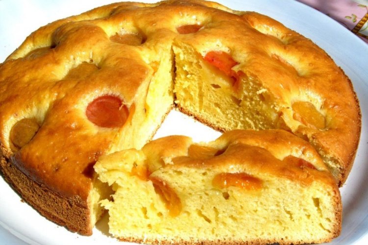 Заливной пирог с абрикосами в мультиварке