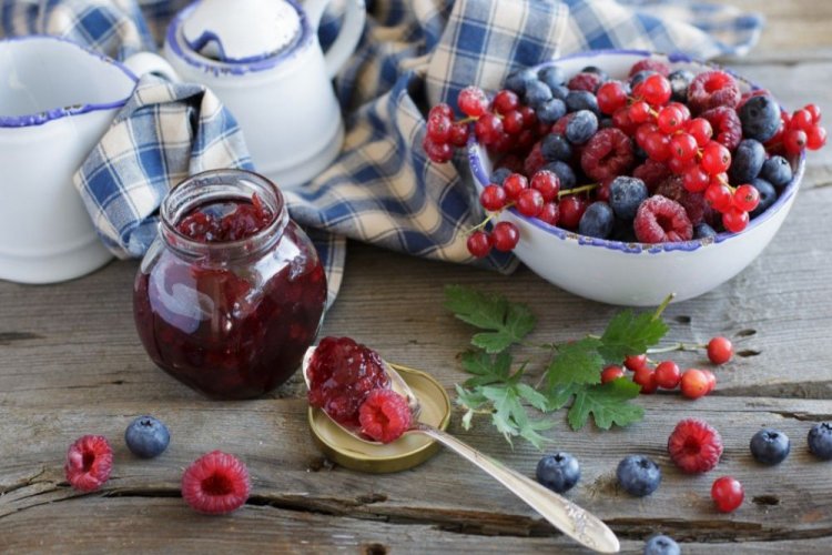 Сырое варенье из черники, малины и красной смородины