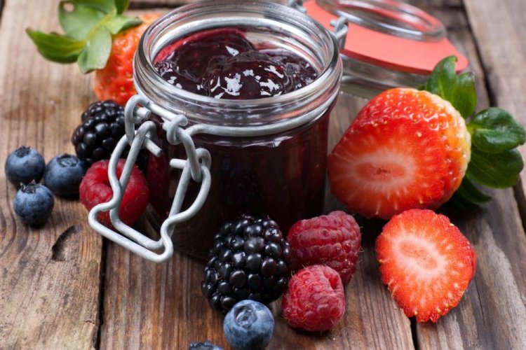 Сырое варенье из черники, ежевики, малины и клубники