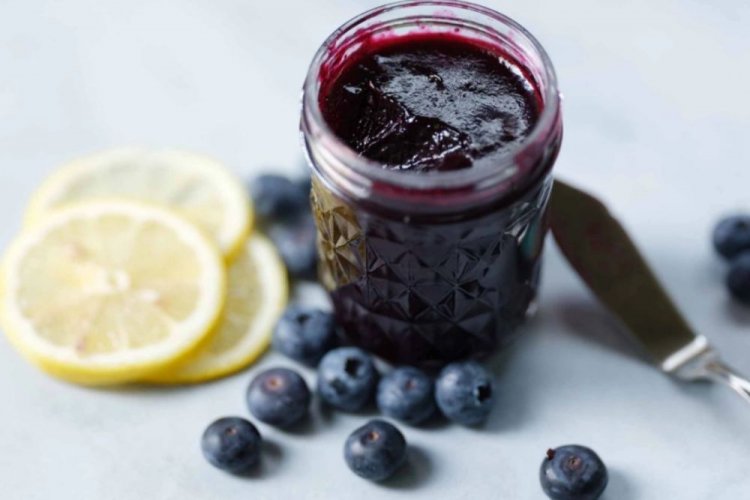 Черника с сахаром и лимоном через мясорубку