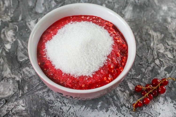 Красная смородина с сахаром и лимонной кислотой