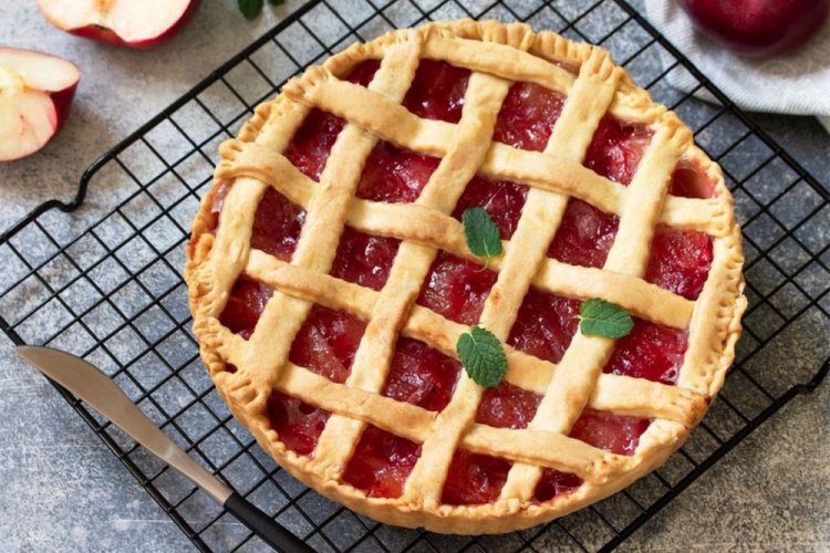 Песочный пирог с брусникой и яблоками