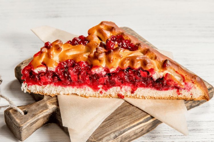 Пирог на сметане с брусникой и яблоками