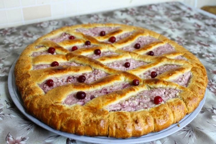 Дрожжевой пирог с творогом и брусникой