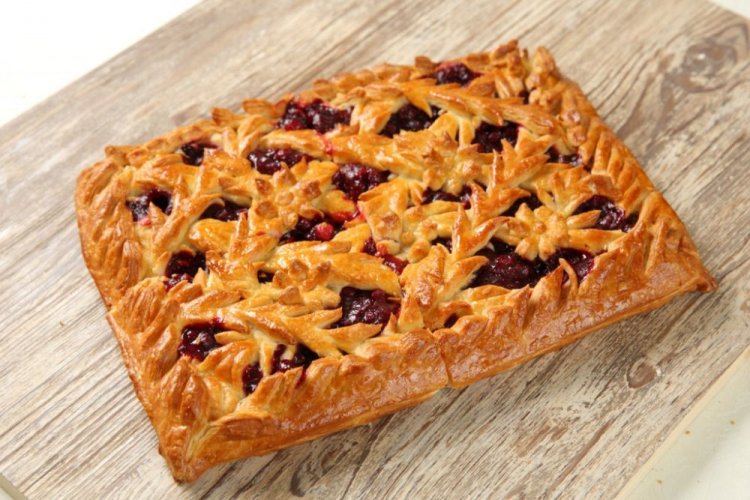 Дрожжевой пирог с брусникой и грушей