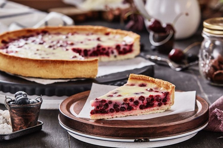 Песочный пирог со сметанной заливкой и брусникой