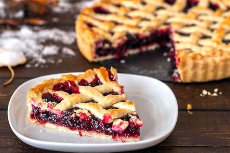 Песочный пирог с брусникой