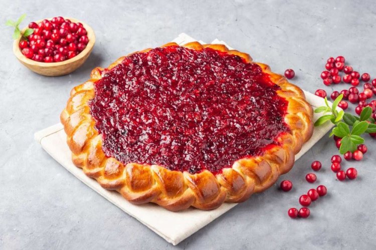 Праздничный пирог с брусникой