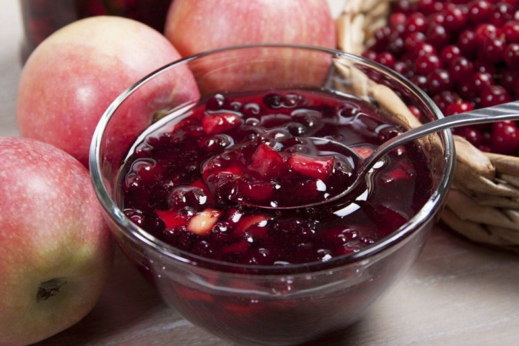 Ванильное варенье из брусники и яблок