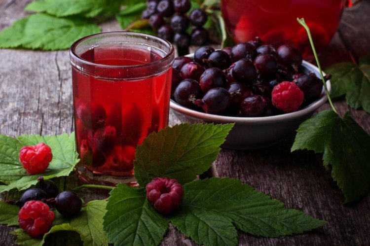 Летний компот из малины и смородины