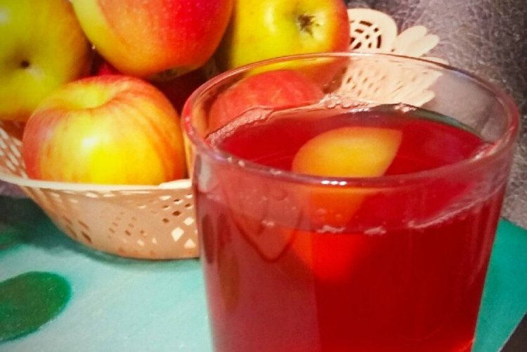 Компот из яблок, малины и смородины